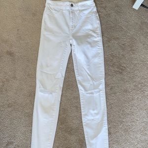 NWOT American Eagle Distressed White Jeans!